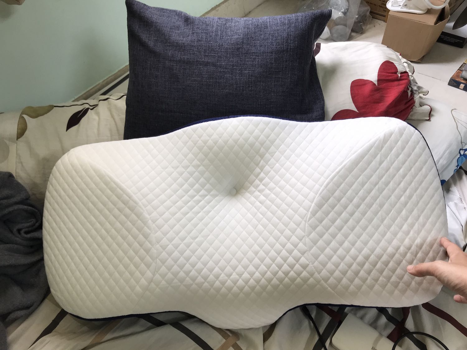 sản phẩm đúng như hình. form gối khá chắc; phần giữa nằm ngửa ôm giữ cố định đầu cổ, xoay qua lại sẽ vướng nên chỉ phù hợp nằm ngủ; có vẻ hơi cao xíu so với cổ mình, nằm thấy cổ hơi bị nâng lên; phần bên dùng nằm nghiêng đỡ cổ thẳng ngang mặt phẳng giường rất tốt. Hàng đosng gói rất gọn, mở ra gối sẽ phồng lên