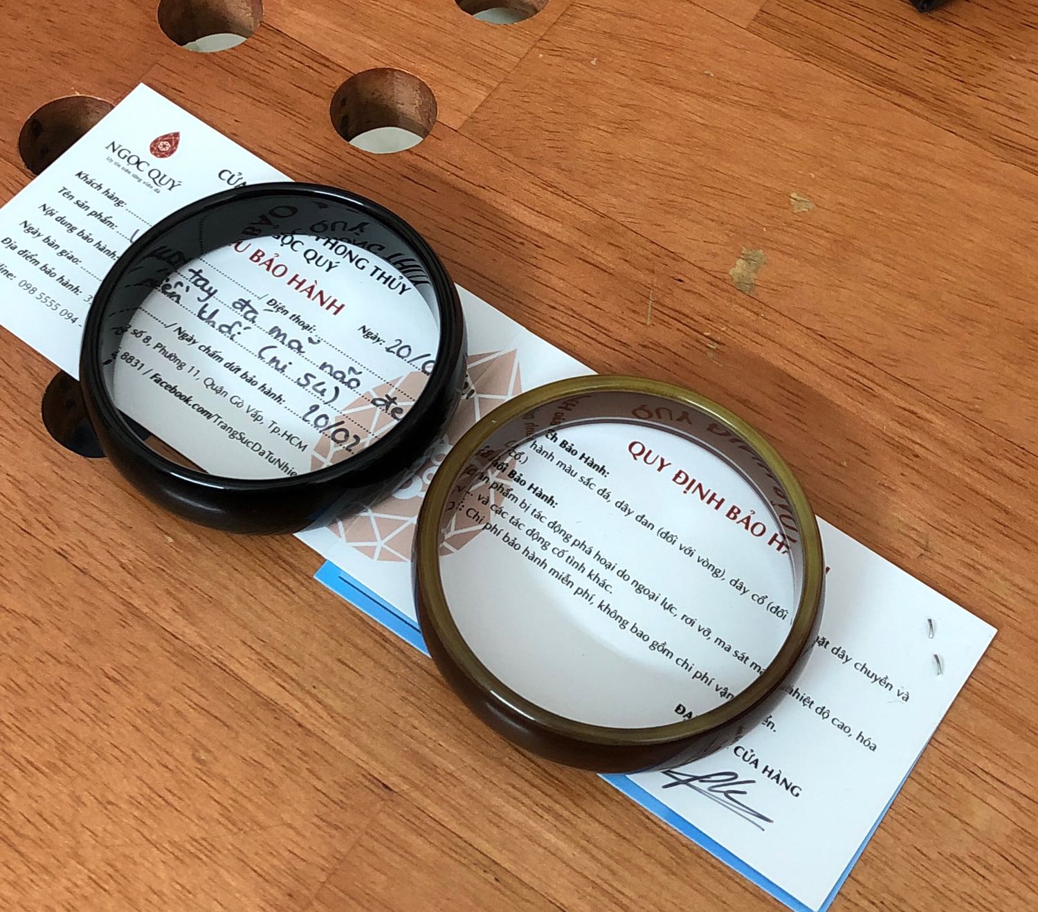 Mình mua 2 lần. Lần trước, chọn size Ni 52. Giờ cần 1 vòng cho người chị, có vòng tay to hơn mình, mình chọn ni 54. 
Xong giờ nhận hàng luôn chị thì cái vòng ni 54 y chang cái ni 52. Là sao? Shop vui lòng giải thích giùm mình?