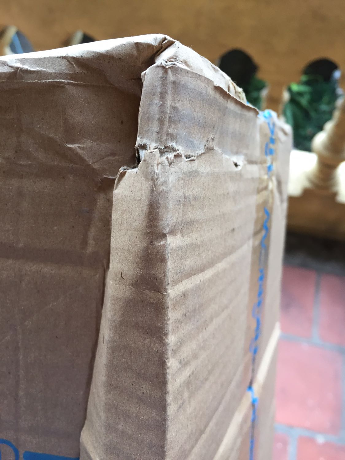 Sách của em bị nát bét hết là sao 
Hộp hàng thì khỏi nói :)
Tiki còn k có cả chống sốc
Mua đồ rẻ mà như mua rác về nhà 
Chắc chẳng còn lần sau nha