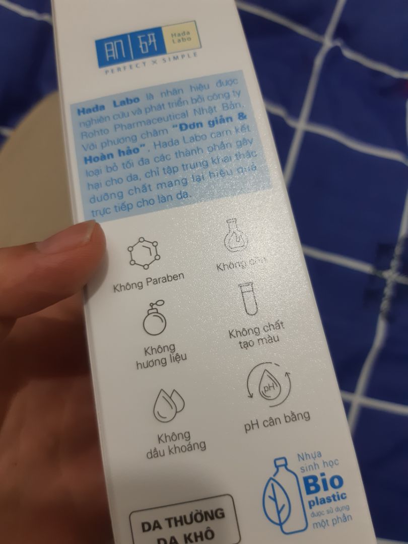 mẫu mới vỏ nhám nhám nhìn sang hơn hẳn. à mình dùng hadalabo từ năm 2014 rồi. lúc đó order hàng Nhật về, lotion chân ái cuộc đời luôn á. sau hadalabo về VN thì mua dòng Việt, nó lỏng hơn nhưng vẫn okela. dù mình có dùng thử các loại lotion toner khác nhiều rồi nhưng vẫn cứ quay về hadalabo. đúng chân ái cuộc đời