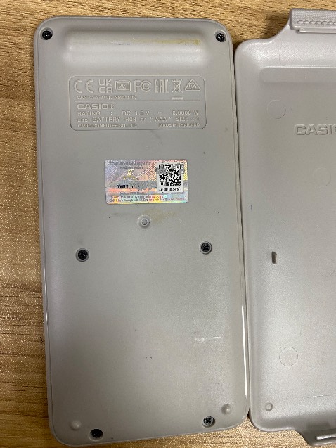 Cửa hàng giao sản phẩm đã qua sử dụng, máy bị bẩn và tem chống *** thì bị trầy xước và đã bị cạo. Rất rất không hài lòng!