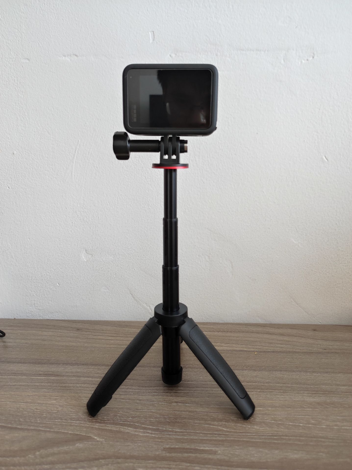 Nhìn cũng có vẻ chắc chắn xịn xò, độ bền thì phải sử dụng 1 thời gian mới đánh giá được.