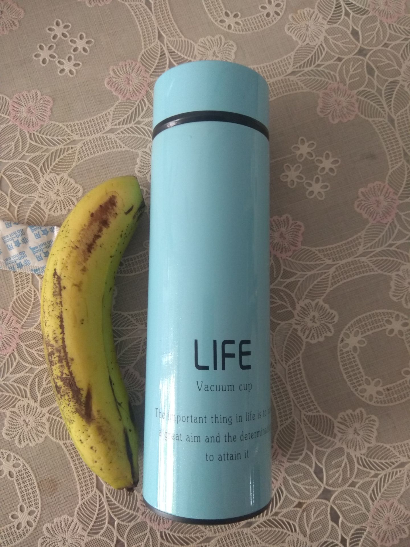 Với mức giá này thì tốt hơn mong đợi. Nhiều khi tốt ngang cái lock and lock. Bên ngoài xanh dương nhìn sang. Thử đổ nước sôi vào thì từ 9h nước sôi tới 6h chiều vẫn nóng bốc khói. 10/10 . Banana for scale