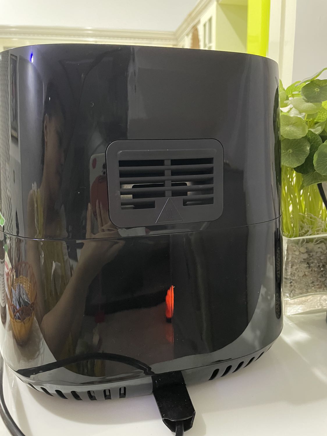 mình mua sale 8.8 giá 3.5*** . hàng giao khá nhanh ( 6 ngày ) 
Nhận được hàng mình khá bất ngờ bơi bên ngoài nồi to , sang , đẹp thâht sự. lòng nồi hơi bé tí so với tưởng tượng của mình. máy chạy rất êm . không có mùi nhựa. vệ sinh khá dễ nếu lót giấy nến và giấy bạt nhé . 
 nên mua nhé mn . 👍👍👍👍