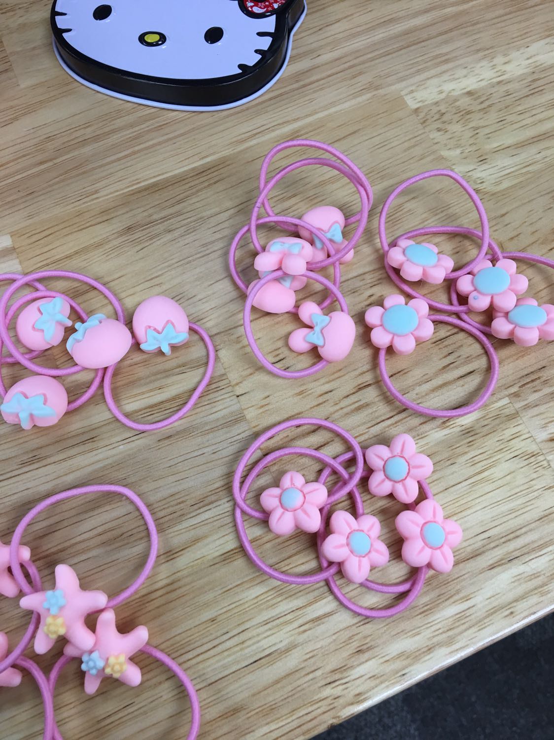 Giao hàng nhanh, kiểu dễ thương, tuy nhiên mình nhận được tất cả cùng 1 màu, không phải nhiều màu như mô tả, có 10 mẫu, mỗi mẫu 4 cái