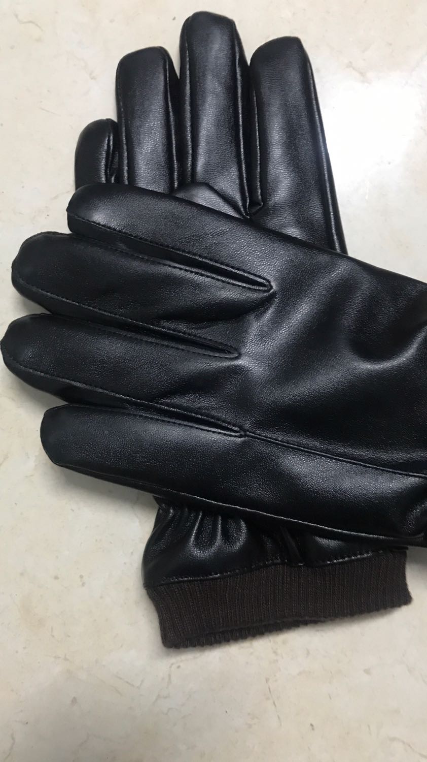 Găng tay da ấm áp. Mua về đúng đợt rét đầu mùa dùng thích ghê. Đi mưa khá ổn không sao cả. Lớp lông bên trong làm găng tay mềm mại dễ chịu. Da co giãn tốt đeo cũng rất thoải mái nữa ý. Sản phẩm tốt đánh giá 5 sao. Cảm ơn shop và tiki