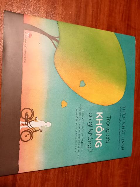 Quyển này như 1 quyển sách chữa lành giúp mình suy nghĩ thoáng và sâu hơn nhiều trong cs vậy á. Sách thì khổ to, giấy xịn cực. Từ lúc mua về đến bh vẫn còn mùi thơm kiểu mình bị nghiện mùi giấy này luôn á 🤣