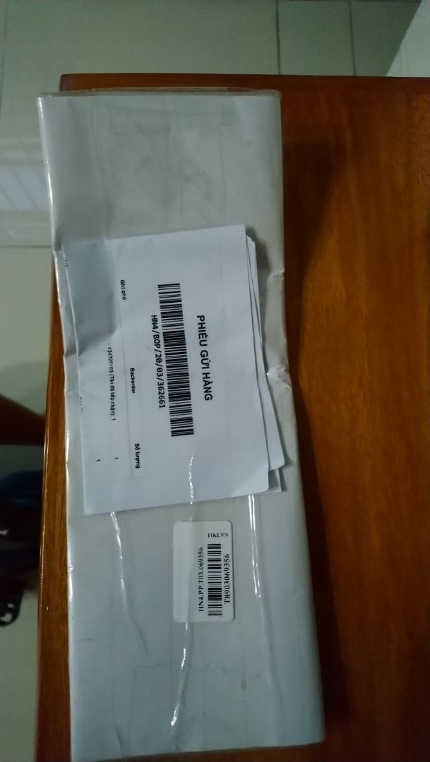 Decal mà gói hàng vầy sao mà dán cho nó đẹp được. Mua của shop khác họ cuộn tròn, kéo ra k nếp gập.