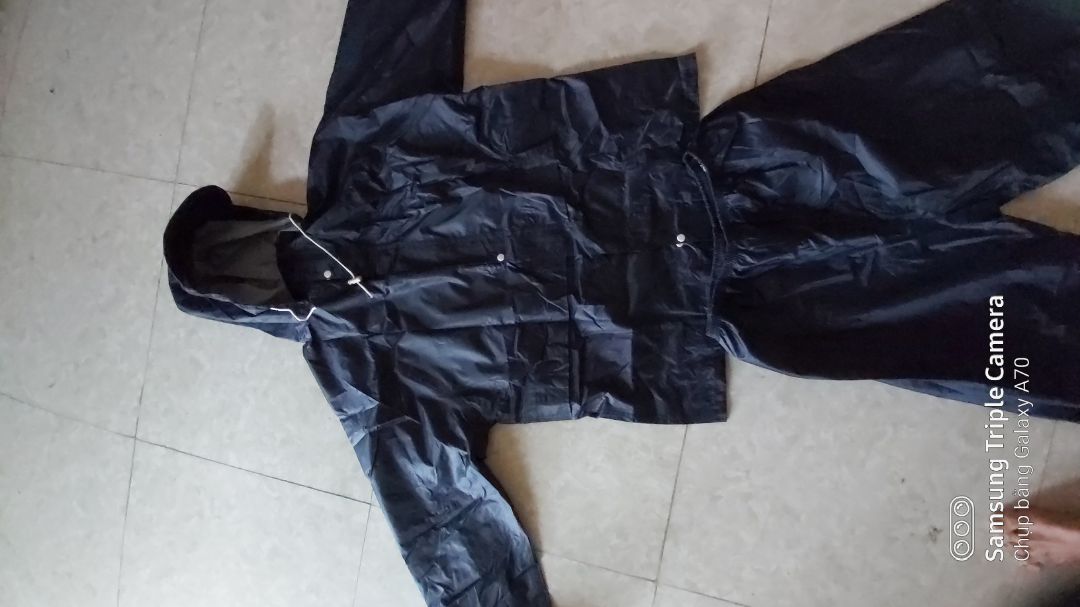 Áo như mô tả...không biết mưa to có ướt phía trong không...cũng được ...4 sao