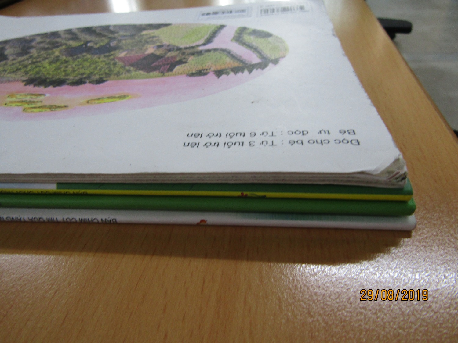 Mình mua sách về cho bé đọc, khá là háo hức. Tuy nhiên, khi nhận được sách, cảm giác cực kỳ bực bội. Sách cũ, bìa rât bẩn. Sách đã qua sử dụng, có nhiều vết, nếp gấp phía gáy sách. Các trang bên trong lặp lại tình trạng tương tự. Mình mua khá nhiều sách từ Tiki, nhưng chưa bao giờ gặp phải tình trạng gây khó chịu như vậy. Rất mong Tiki cho câu trả lời giúp mình.