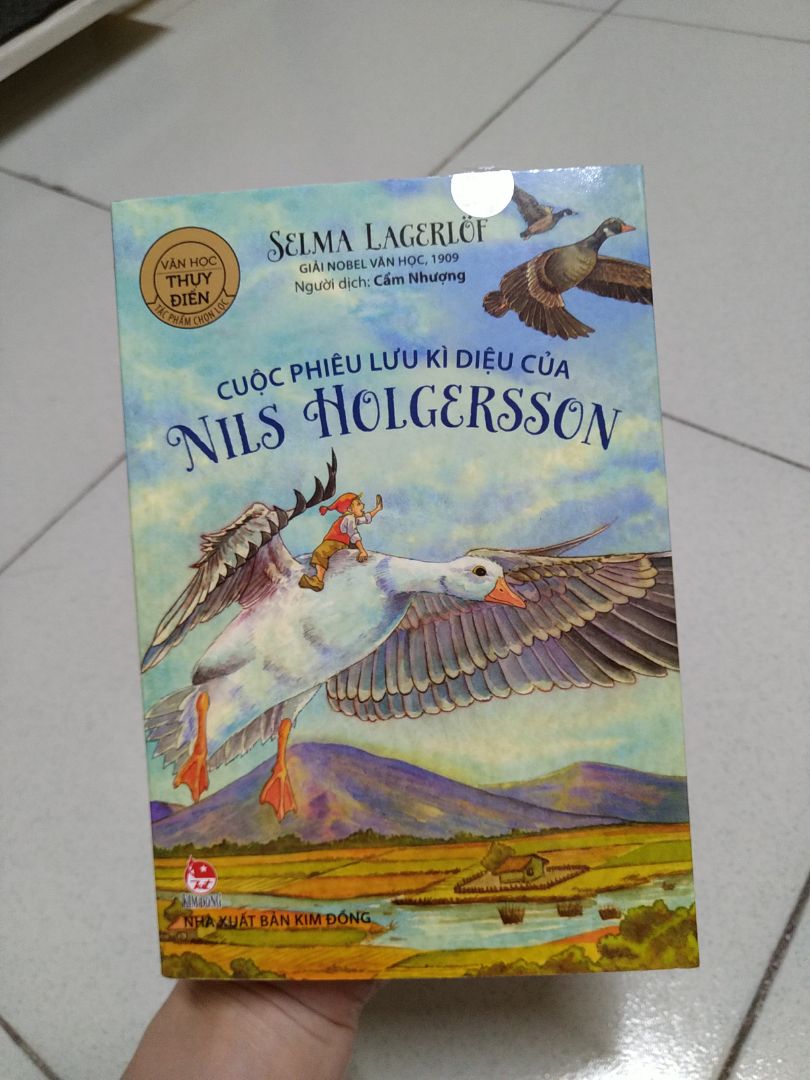 Lâu lâu đổi gió đọc lại những quyển truyện thiếu nhi thế này sẽ cảm thấy rất thú vị. Bản dịch này ổn, giấy theo mình cảm nhận là hơi mỏng nhưng màu ngà nên dịu mắt, chữ to thích hợp cho các bé nữa.