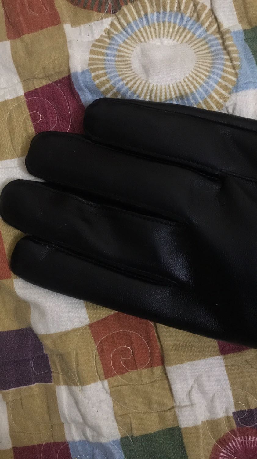 Gang tay đẹp. Da bóngđộ co giãn tốt. Đường may chắc chắn. Thiết kế được biệt cho phép thoải mái dùng điện thoại cảm ứng luôn. Găng tay ấm tiện dùng. Lớp bên trong giống như nhung ấy đeo rất dễ chịu và ấm, không có cảm giác cấn tay. Sản phẩm tốt 5 sao.