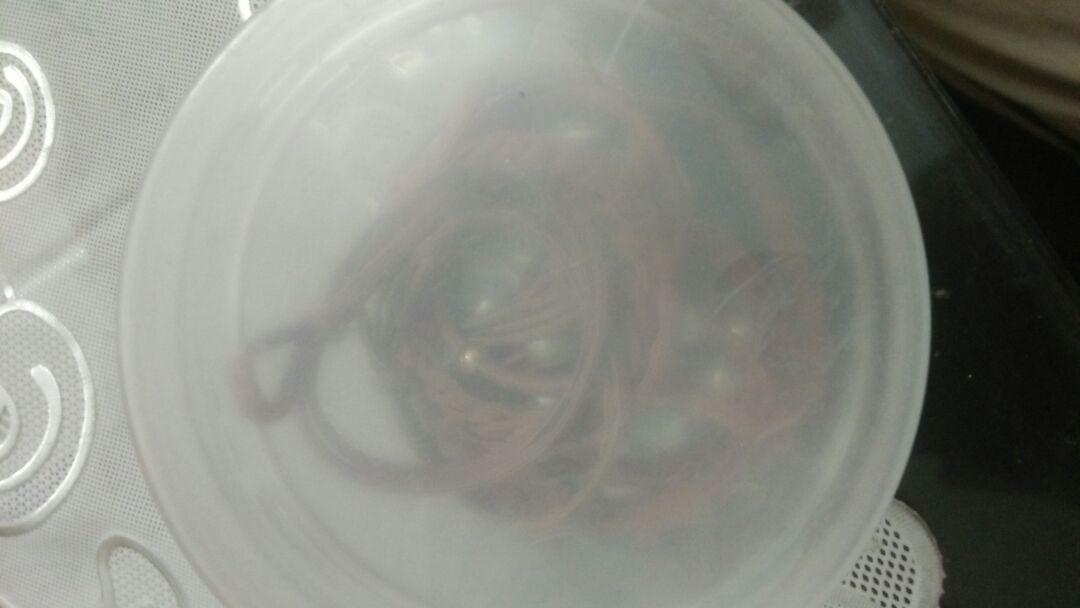 Hàng không đồng màu, nắp hộp bị xước, cũ, hơi thất vọng một chút