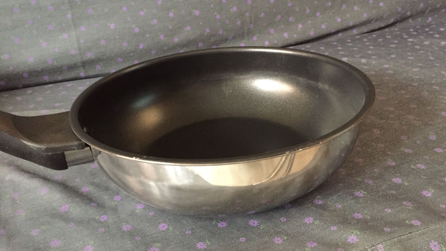 Chưa sử dụng. Chảo đẹp. Hơi nặng thôi. Nhưng nghe nói nhẹ quá cũng dỏm. Hàng fivestar là ok