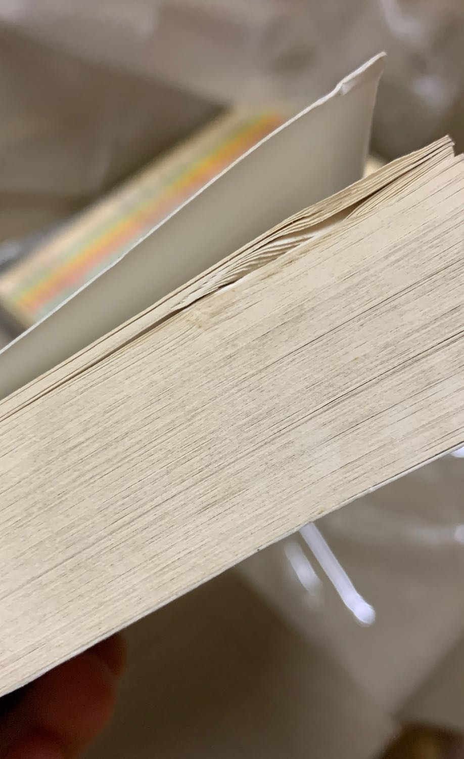 Bìa sách bị quăn và các trang sách bị dập nát