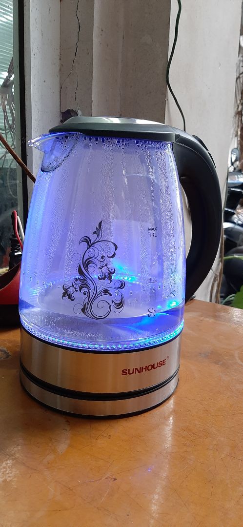 Ấm đẹp, đun êm ru. mình đặt hàng xong phát hiện ra để nhầm địa chỉ giao hàng. ko làm cách nào thay đổi đc, gọi hỗ trợ tiki thì đc thông báo là không thể thay đổi và cũng ko thể báo lại với bên giao hàng (mặc dù bên giao là chính của tiki). định cho 4*. nhưng có lời khen cho bạn giao hàng, gọi cho mình và đợi giữa trời nắng để giao hàng tận nơi. 5* cho bạn giao hàng