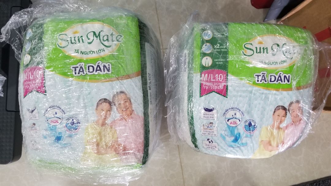 Tiki thông báo 12/8 có hàng mà hôm qua ngày 6/8 phát cho mình ở Vũng tàu rồi. Đóng gói 2 gói vào nhiều lớp quấn nhựa dính thành 1 gói bự và trong mỗi gói có 2 bịch. Tiki lúc nào cũng chu đáo trong đóng gói. Bạn ấy lúc nào cũng được điểm cộng cho việc này.
Về Shipper thì vui vẽ chờ mình khi mình nói mình đang bận.
Về chất lượng: Tối qua và hôm.nay lấy ra xài rùi ạ. tả dán mềm mại và lớp dưới đáy màu xanh siêu thấm, kháng khuẩn . Trên vòng bụng tả có ghi rõ dán chặt, vừa, lỏng và có gấp nếp sẵn rất tiện để dán. Miếng dán khá tốt, gở ra dán lại vài lần vẫn dính. Đánh gía khá tốt so với Caryn loại nhà mình đang dùng cho Bà. Tối qua bà Đại tiện, không bị dính ra ngoài. Chị mình khen và kêu mua thêm. Mình đang chờ  đợt Sales ngày 8/8 để mua thêm nè.