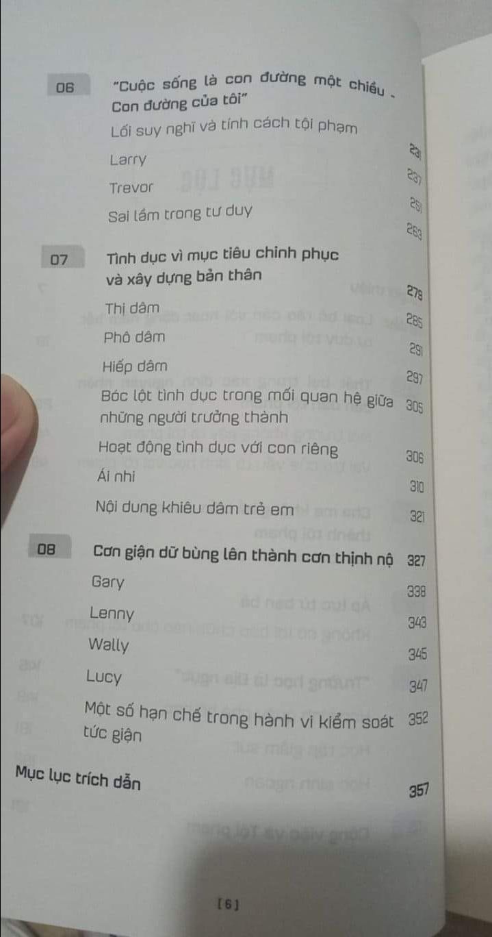 Hay, mới đọc xong cuốn này còn cuốn 2 nữa. Sách có hơi xước nhưng không sao. Về nội dung sách thì giúp ta hiểu thêm rất nhiều về tư duy và tâm lý của tội phạm, có thể sẽ thay đổi luôn suy nghĩ của bản thân đối với tội phạm bấy nay, như việc tội phạm không hề bị ảnh hưởng bởi ba mẹ, bạn bè hay hoàn cảnh, k có lời bào chữa nào là đúng cho tội phạm cả. Sách quá tuyệt vời ???