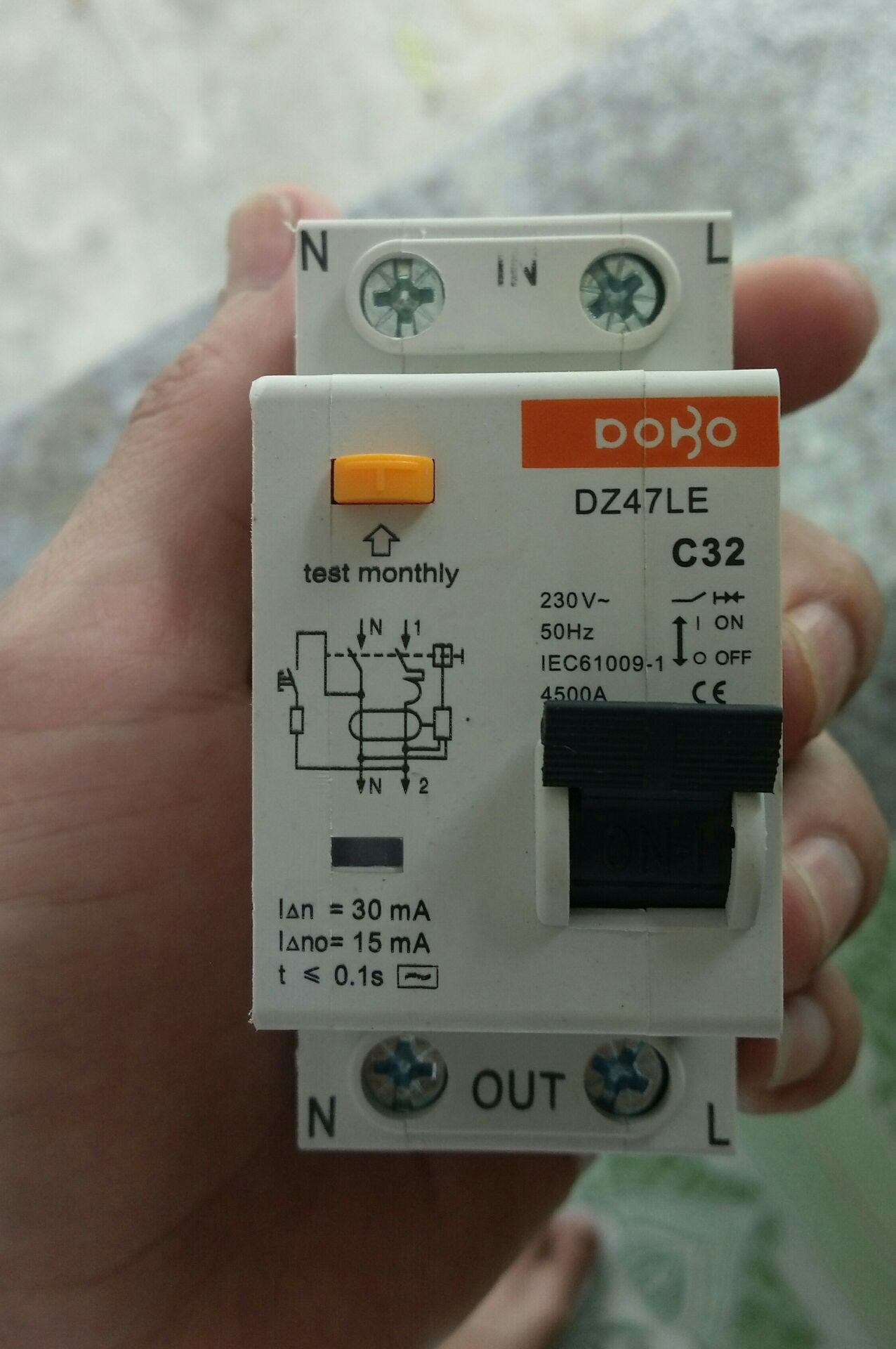 sản phẫm cũ, có dấu hiệu tẩy xóa số sê-ri. Bao bì không thể hiện được chủng loại, đặc tính sản phẩm. Tiếp điểm không mạ đồng như hình công bố trên trang bán hàng. *** qua chức năng thì át có nhảy sau nhấn *** và quẹt dây line xuống nền đất ướt.