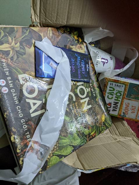 Không hiểu sao Tiki lại có thể đóng gói và giao sách và mỹ phẩm vào chung một kiện hàng. Kết quả là sách bị lem luốc không thể chấp nhận.