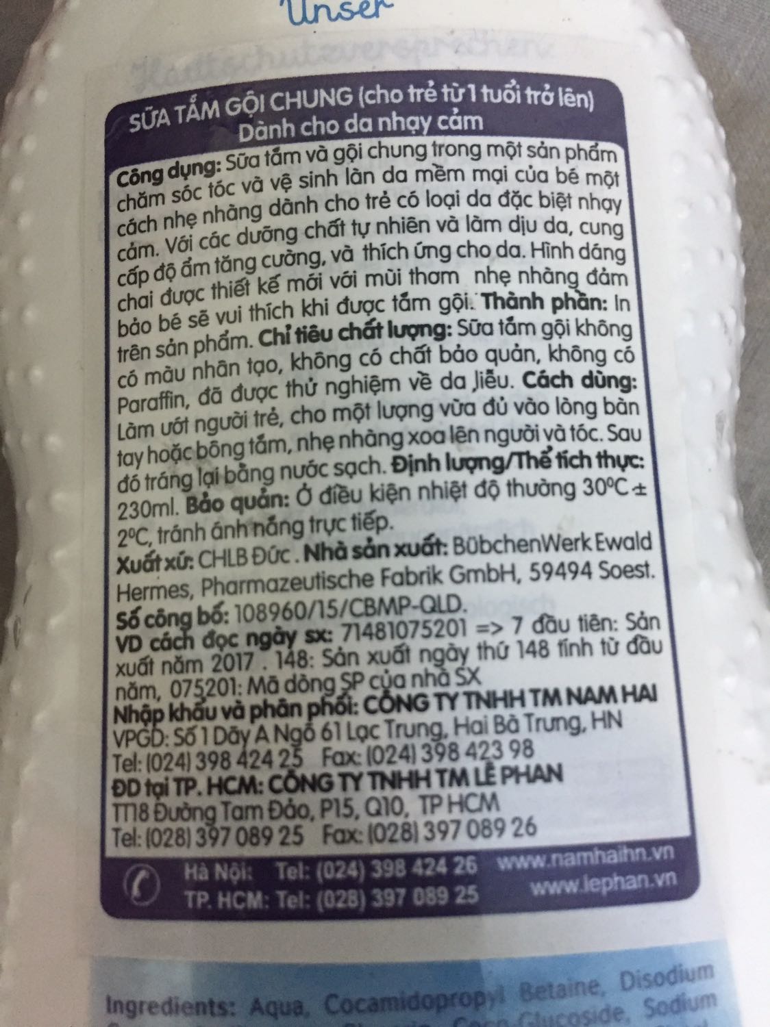 Sữa tắm thơm, đúng của Đức nhưng hướng dẫn đọc ngày sản xuất là 2017, nhưng được dán lên là 2019, có sự giả dối ở đây. Hạn sử dụng theo trên chai là 12 tháng kể từ ngày mở nắp