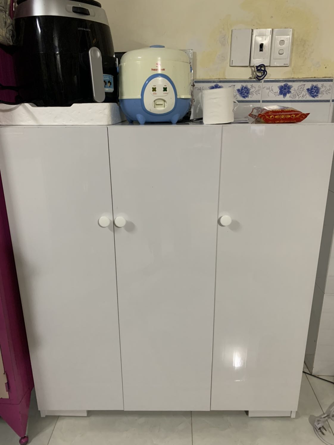 Tủ nhựa cảm giác cánh mở ra mở vào hơi yếu. 
Tủ khá to, đóng sẵn nên tiện.
Ship hơi lâu về cơ bản hài lòng so với giá tiền