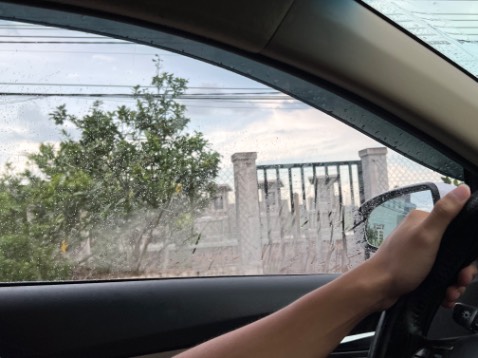 Nước mưa vẫn dính đầy. Chai này mình mua xài thử, bôi đi bôi lại mấy lớp, để khô hẳn rồi mới lau mà vẫn ko hiệu quả, chống dính đc chắc 10%.  
Chai Drain off Karshine màu vàng là loại mình hay xài chống dính được tới 80%. Khuyên bạn ko nên mua. Mua chai Karshine 90k một chai mà hiệu quả hơn nhiều.