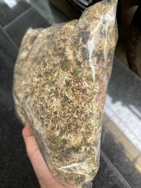 Hơi hụt hẫng vì hoa cúc bị nát, vụn nát quá nhiều.