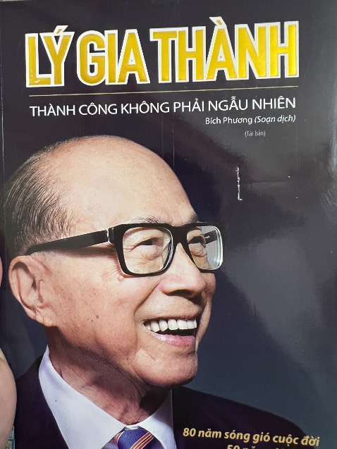 Sách đóng seal màng co nhưng có một đường gạch dài, mặc dù không ảnh hưởng nhiều nhưng nhìn thấy khó chịu, cửa hàng rút kinh nghiệm kiểm tra kĩ trước khi đóng seal giao hàng nha