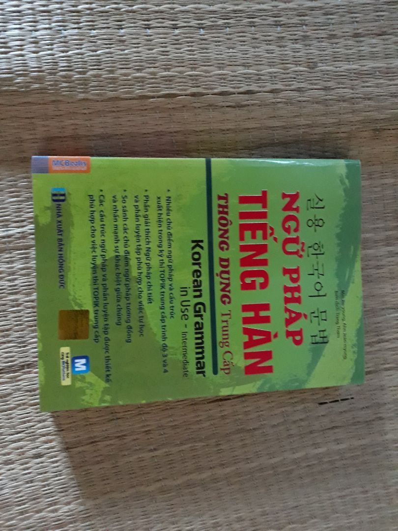 Mua hàng ở tiki thì chất lượng khỏi bàn rồi ^^ sách in màu, giấy đẹp, giá cả phải chăng nữa. Quyển này phù hợp cho những bạn đã học xong quyển ngữ pháp sơ cấp, do ở trình độ trung cấp nên sẽ hơi khó 1 xíu. Những bạn học tiếng Hàn nên mua nha. Tiki giao hàng đúng hẹn nè. Học hết quyển này mình sẽ tậu thêm cuốn ngữ pháp cao cấp nữa là trọn bộ rồi ^^