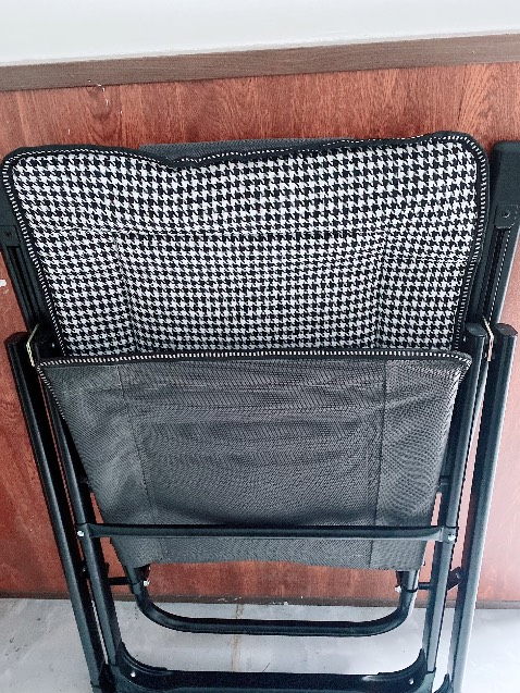 gấp mở gọn gàng có đôn ghế ghế có phần đệm êm . khung ghế chắc chắn