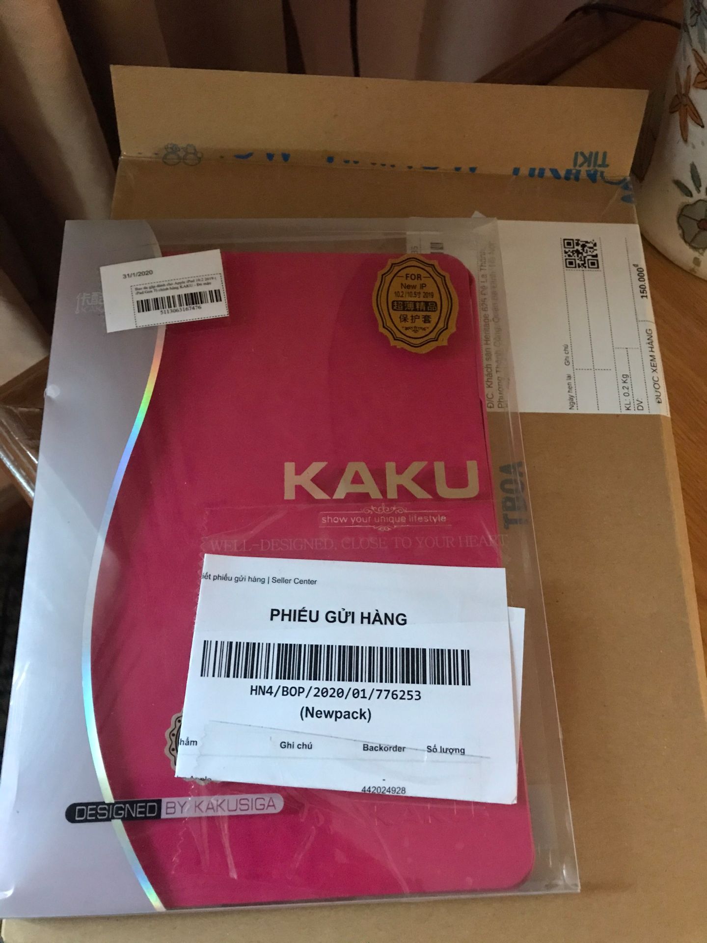 đặt mua màu nâu  nhưng hình là màu đỏ mận, cuối cùng lại giao màu hồng. bó tay. sao con trai dùng được