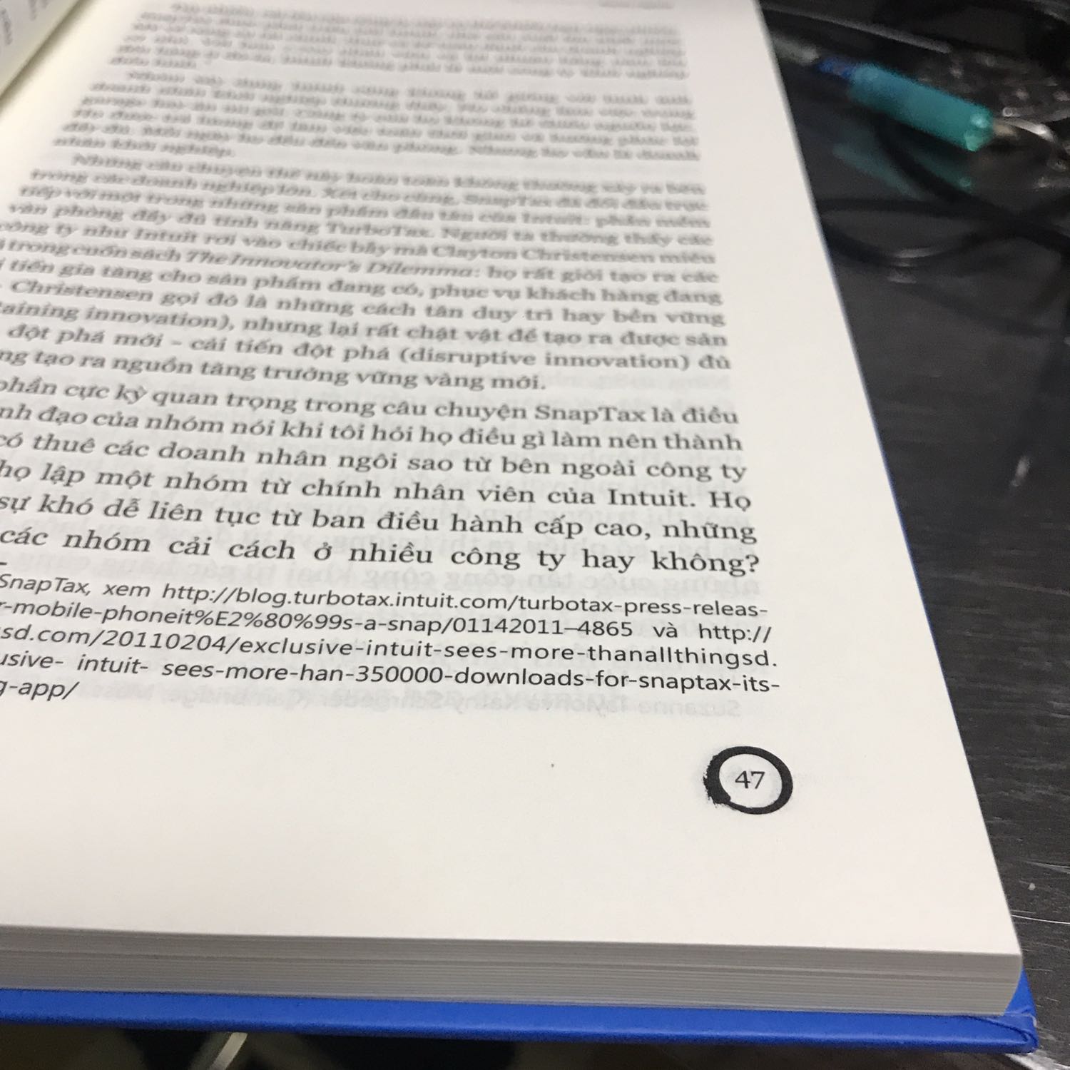 Bìa sách cứng được bảo vệ thêm bằng lớp bìa mềm. Màu sắc rõ nét, chữ dập nổi rất đẹp. Có vẻ sẽ bền bỉ qua thời gian.
Chất liệu giấy trơn, mịn, màu trắng sắc ấm, dịu mắt. Lật trang giấy cảm giác rất tốt, mượt mà. Khuôn giấy đồng đều. Có dây ruy băng đánh dấu trang.
Tiki giao hàng nhanh, giá rất tốt so với mua ở hiệu. Sách của mình bị cấn một dấu nhỏ trên bìa (như hình, có thể do vận chuyển) nhưng ko sao, bìa rất chắc chắn nên mình hài lòng.

Nội dung cuốn sách ở cấp độ nâng cao, đòi hỏi người đọc phải có nền tảng kiến thức quản trị trung bình trở lên, có khả năng đọc hiểu và nắm bắt vấn đề. Bạn sẽ cần trí tưởng tượng để liên tưởng từ các câu chuyện thực tế tới lý thuyết được đặt ra.
Nhịp văn rất dồn dập cùng hàng loạt những khái niệm kinh tế - quản trị, liên kết trực tiếp tới các thực tế ứng dụng. Hãy đảm bảo mình đủ khả năng để đọc nó rồi hẵng mua về, nếu không bạn sẽ có thêm một món trang trí rất đẹp trên giá sách.
Chúc vui!