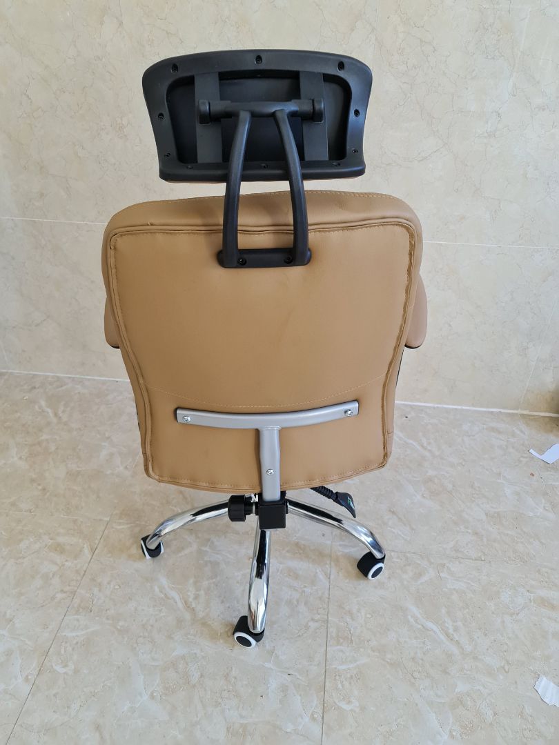 Ghế đẹp. Ngồi êm, chất lượng hoàn thiện chưa cao.