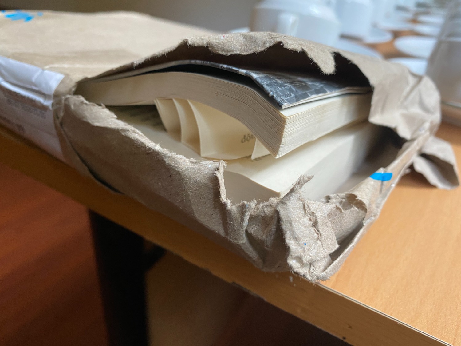 Bìa mềm nhưng không được bọc và đóng hộp cẩn thận.