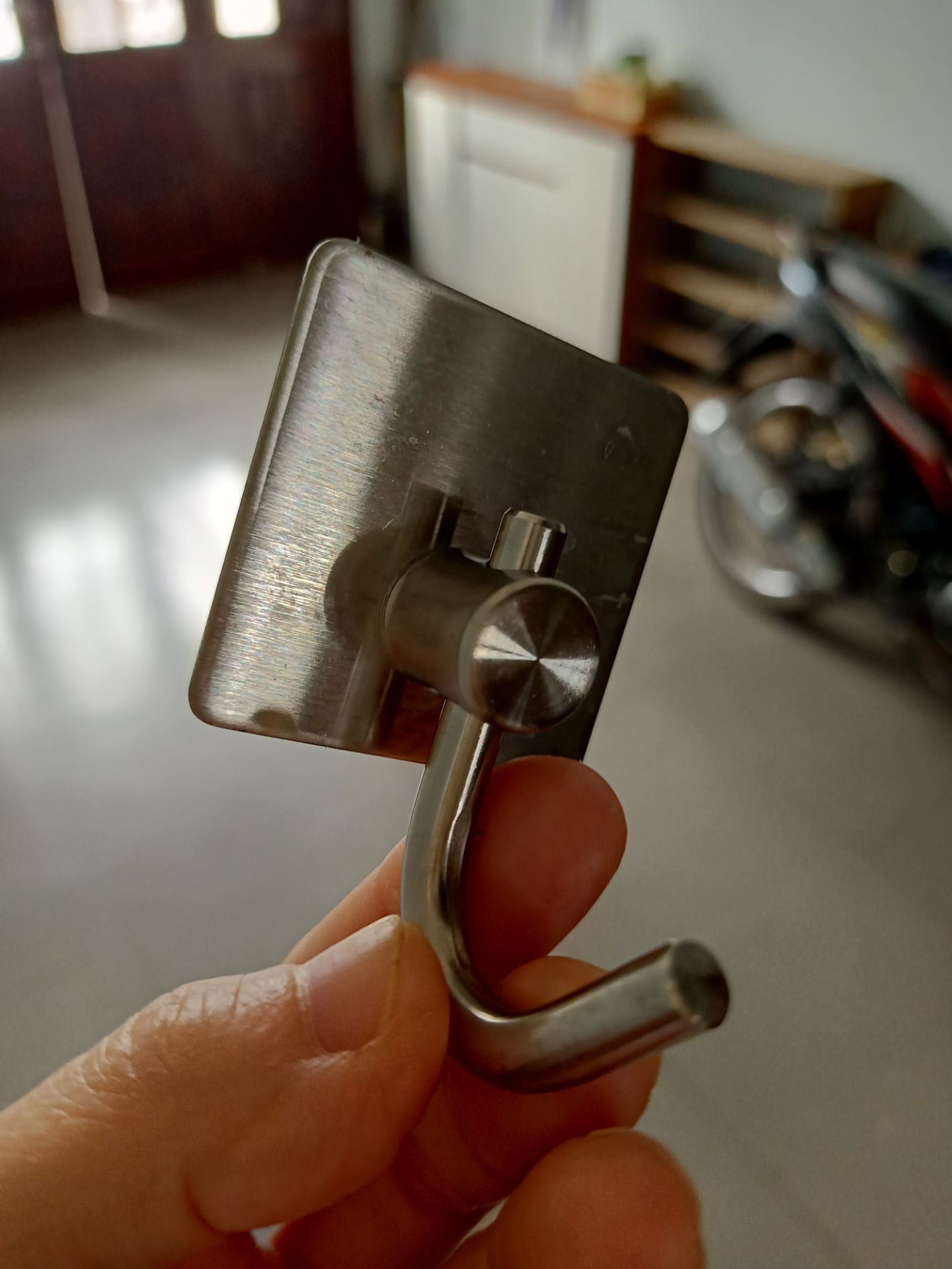 inox dày,bóng, đẹp và nặng tay, tuy nhiên phần keo dán ko dính lắm, mình dán lên tường gạch men nhà bếp,để đúng 24h mới sử dụng mà khi treo đồ( dù đồ nhẹ- thớt nhựa) mà nó rớt hoài, rớt 2 lần mà bong cả lớp mút trắng ra rồi