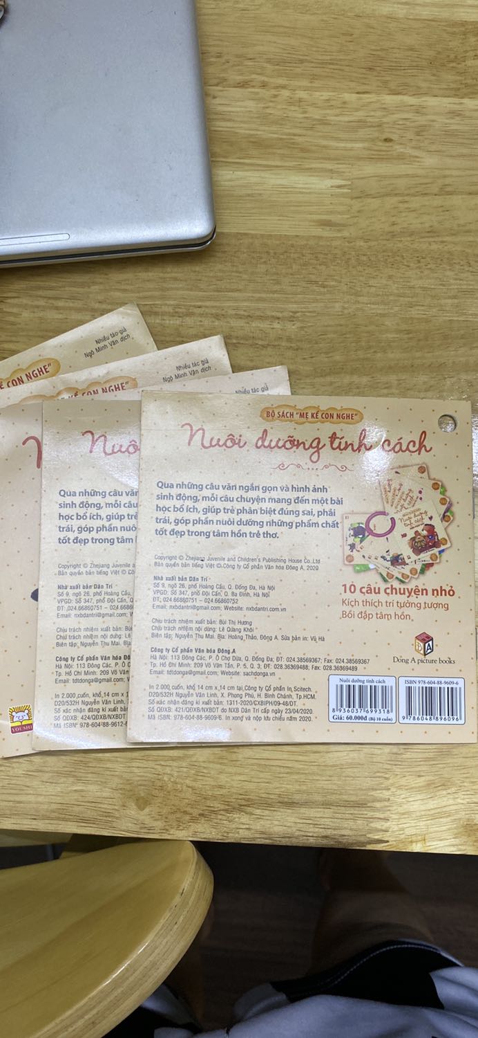 Bộ sách gồm 10 cuốn với các câu chuyện hay, giấy bóng, hình ảnh dạng hoạt hình, dễ thương, mình mua cả 3 bộ cho bé đọc trc khi đi ngủ