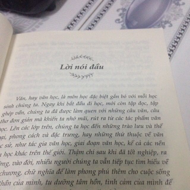 Bìa rất đẹp nhé . Nội dung bên trong thì có rất nhiều bài thơ hay của bà chúa thơ nôm " Hồ Xuân Hương" các bạn có niềm hứng thú với thơ cơ thì nên mua về đọc nhé vì các bài thơ của Xuân Hương thật sự rất "Độc"