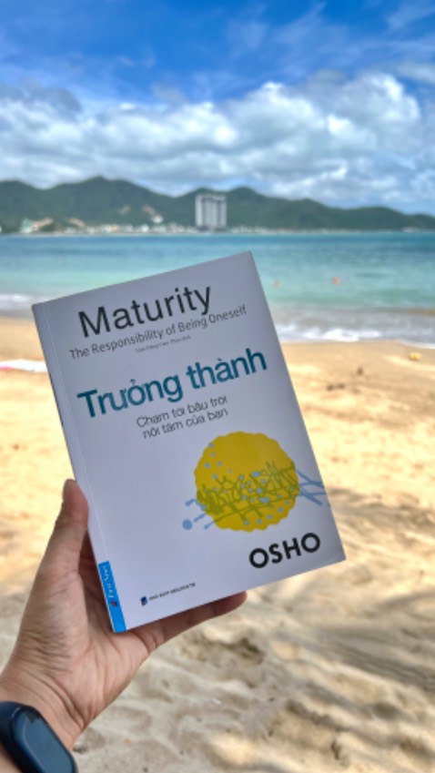 Maturity - The responsibility of being Oneself

Phiên bản này tên sách tiếng Việt là:

Trưởng thành - Chạm tới bầu trời nội tâm của bạn
NXB Dân Trí 2022
Lâm Đặng Cam Thảo dịch

Bản dịch đầu tiên, mình đọc là 1 quyển photo, mình đã không được cầm quyển sách gốc - và tên nó - chính xác là: Trưởng thành - Trách nhiệm là chính mình. 

Mình không định bình luận về sự thay đổi tên sách và phụ đề trong lần tái bản 🙂 

Chỉ muốn nói, sau 13 năm, đây vẫn là quyển sách Osho mình tâm đắc và trích dẫn nhiều nhất. Lần tái bản này, sách được in đẹp, chữ to rõ ràng (đặc điểm mà người già yêu thích), và vẫn làm mình xúc động như lần đầu tiên đọc nó 🤣

Điều mình thường hay nhắc tới nhất - đó 10 chu kỳ 7 năm của đời người, gói gọn cả sự lý giải của những mắc kẹt của con người không thể đi tiếp trên con đường của họ, hoặc mãi mãi tiếc nuối và thiếu sót; và giao điểm của đường nằm ngang - từ bụng mẹ tới nấm mồ - và đường thẳng đứng - từ bất kỳ điểm nào trên trục ngang tới vô cùng - của sự hiểu ngộ. Osho cũng lý giải những điều thầm kín sâu sắc: tình yêu, tình dục, sự phụ thuộc, cha mẹ - con cái... một cách đơn giản, sáng rõ. 

Biết ơn cuốn sách mình đã gặp được vào năm 31 tuổi. 🙂 

Bây giờ, quyển sách được tặng cho cô cháu gái 21 tuổi nhân dịp năm mới, với gửi gắm - sự trưởng thành không hề phụ thuộc vào tuổi tác - hãy tự tin kiến tạo nên chính bản thân và cuộc sống của mình - hãy sống một cuộc đời xứng đáng - ngay ở tuổi 21! ❤️💕