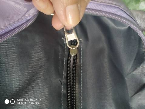 Hài lòng SP đúng như shop quảng cáo, màu sắc thì ở ngoài nhìn cũ không sáng như quảng cáo,độ bền thì chưa sài nên chưa biết nhưng dây kéo mới đụng vô đã bị gẫy chổ móc (chắt bị xui ) .