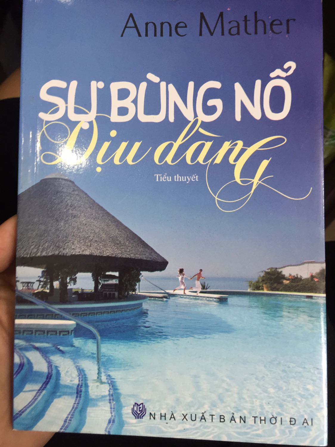 Tiki giao hàng nhanh,đóng gói đẹp. Giấy hơi mỏng,in hằn trang sau. So với giá đợt sale mình thấy cũng hợp lý. Nội dung : chưa đọc nên sẽ review sau, nhưng tên nhân vật ko bị phiên âm là Ok rồi.