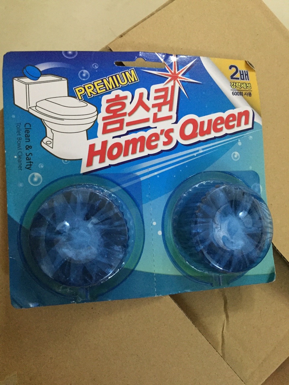 Viên tẩy này mới dùng thì thấy nước chuyển màu xanh khá đẹp, nhìn mát mắt, lịch sự, không thấy vết ố vàng của bồn cầu, viên có khử mùi nên đỡ mùi hôi.  Mình đã dùng qua mấy loại khác theo bịch thì 1 viên chỉ dùng được 1 đến hai ngày hơi bất tiện, nay chưa phải thay thì thấy chất lượng ổn. 

Dịch vụ giao hàng Tiki rất tốt,  giao nhanh hơn mong đợi