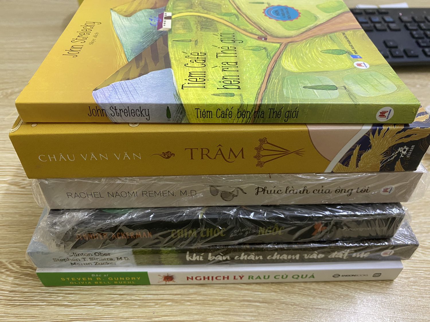 Sách được bọc nylon, trong thùng chèn bìa cẩn thận