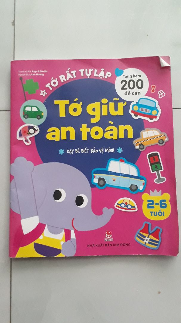 Sách cũ, mép bìa cong và tách đôi như bị dính nước.