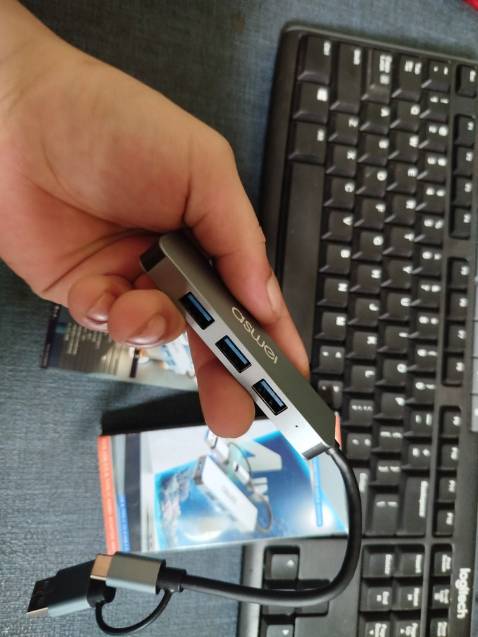 ✓ Hub USB 3.0 & Type-C ASWEI 4in1: USB 3.0 & Type-C To 4 USB 3.0 :
 •  Chất lượng tốt: Vỏ nhôm tản nhiệt tốt, chắc chắn, hub rất mát trong quá trình sử dụng lâu.
 •  Kết nối ổn định: Cổng USB chắc chắn, tốc độ truyền cao, không có độ trễ
 •  Thời gian giao hàng nhanh, SP đóng gói cẩn thận, nhân viên thân thiện.
 •  Giá cả cạnh tranh: Mua 3 bộ chia USB ASWEI với giá ưu đãi.
 •  Thiết kế tiện lợi: Kích thước nhỏ gọn, dễ dàng cầm nắm. Vỏ nhôm bền bỉ, bảo vệ khỏi va đập.
 
--> Hub chuyển đổi USB Type-C ASWEI 4in1 có chất lượng tốt, thiết kế chắc chắn, kết nối tốc độ cao & ổn định. Giá tốt. ✓ Hub USB 3.0 & Type-C ASWEI 4in1: USB 3.0 & Type-C To 4 USB 3.0 :
 •  Chất lượng tốt: Vỏ nhôm tản nhiệt tốt, chắc chắn, hub rất mát trong quá trình sử dụng lâu.
 •  Kết nối ổn định: Cổng USB chắc chắn, tốc độ truyền cao, không có độ trễ
 •  Thời gian giao hàng nhanh, SP đóng gói cẩn thận, nhân viên thân thiện.
 •  Giá cả cạnh tranh: Mua 3 bộ chia USB ASWEI với giá ưu đãi.
 •  Thiết kế tiện lợi: Kích thước nhỏ gọn, dễ dàng cầm nắm. Vỏ nhôm bền bỉ, bảo vệ khỏi va đập.
 
--> Hub chuyển đổi USB Type-C ASWEI 4in1 có chất lượng tốt, thiết kế chắc chắn, kết nối tốc độ cao & ổn định. Giá tốt.