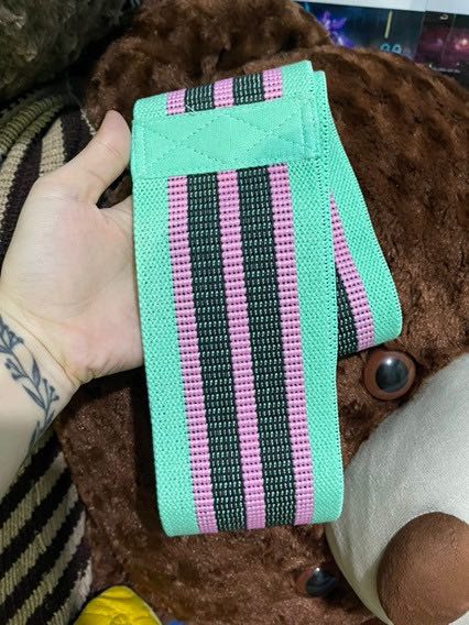 Vải dầy. Độ co giản rất ưng ý. Giao hàng nhanh. Cho shop 5 sao nèDây đẹp chắc chắn, đóng gói cẩn thận, nặng hơb sức tập của mình nên phải mua thêm dây nhẹ nữa về tập, hihi