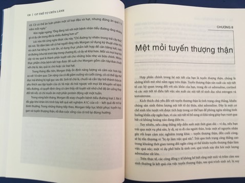 Mình hiếm khi review sách trên Tiki, nhưng thấy bộ này toàn review 5 sao nên muốn có thêm góc nhìn để mọi người cân nhắc mua và đọc sách. 

Tác giả tự nhận mình là người thực hành y học ngoại cảm, từ lúc 4 tuổi đã có giọng nói thì thầm bên tai - "Spirit", "Ta là bản chất của lòng trắc ẩn. Ta ngồi trên đầu ngón tay của Chúa" - giúp tác giả đọc/quét và chẩn đoán bệnh cho mọi người. Sách trích lời giới thiệu có cánh của nhiều người nổi tiếng, có cả bác sĩ này kia. New York Times Bestseller. 

Cơ thể con người và thế giới ngoài kia quá phức tạp nên trước giờ mình vẫn (khá) cởi mở trước những kiểu thông tin ảo diệu tâm linh. Tác giả có disclaimer trước là không chịu trách nhiệm, độc giả nên tham khảo chuyên gia y tế blah blah, nhưng giọng điệu trong sách thì cuồng ngôn và bán hàng. Một vài đoạn dài dòng kể lể văn chương màu mè, kiểu như bôi ra cho nhiều chữ. Sách sức khỏe mà nhiều lúc tưởng tự truyện tâm linh.

Đến đoạn có vài thông tin làm mình kiểu "what??" (Thủy ngân chịu 100% trách nhiệm đối với bệnh Alzheimer; các thực phẩm không nên ăn: ngô, đậu nành, trứng, sữa, phomai, bơ, kem, sữa chua, gluten...; mua nước đóng chai để tránh các chất gây ô nhiễm tại địa phương...) thì lúc này mới đi coi tác giả là ai (hơi muộn, đã lỡ ôm sale Tiki nguyên bộ 5 cuốn). 

Với 1 người tác giả bestseller và từng đưa ra liệu pháp cho nhiều người nổi tiếng như vậy mà lượng thông tin trên internet rất mờ nhạt. Mục Controversy and criticism trên Wikipedia có vẻ chỉ mới được thêm gần đây. "Cơ thể tự chữa lành" gì mà website của tác giả dẫn link Amazon của hơn 150 loại thực phẩm chức năng 🤔

Tác giả và/hoặc công ty sách từng quảng bá sách bằng cách trao thưởng hội chẩn qua điện thoại và vé VIP cho live event cho review sách trên Amazon 🙄

1 bài điều tra của Inverse: https://www.inverse.com/article/40096-medical-medium-anthony-william

Nói chung trong sách có thông tin hữu ích, tác giả nổi tiếng với vụ nước ép cần tây. NHƯNG một tác giả sách mờ ám và kiểu "salesman" như vầy mình không tôn trọng, không muốn phí thời gian, để rồi cái gì đọc cũng phải hoài nghi rồi double check. Với bạn bè và người thân của mình, mình sẽ khuyên tránh xa bộ này, hoặc phải rất cẩn thận trong chuyện tiếp nhận thông tin. 

Huy Hoàng Book nói đây hiện là bộ họ phải trả tác quyền cao nhất. Mình cũng thông cảm là làm sách thì cũng phải kinh doanh, nhưng một bộ gây tranh cãi như này mà được mang về dịch, đầu tư về hình thức, quảng bá (dẫn đến giá cao, cuốn tập 1 này là 160K) thì thực sự sau này mình phải cân nhắc hơn trước khi mua sách của Huy Hoàng rồi.