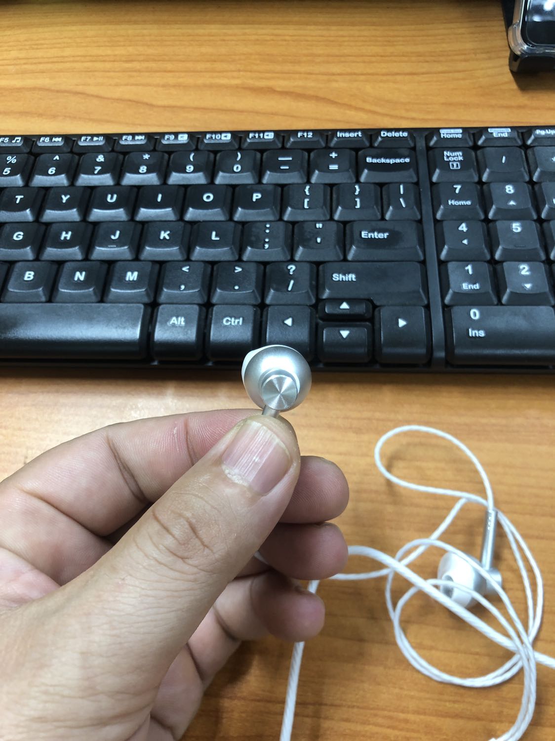 Hình thức đẹp,chất âm tạm ổn.không thể đòi hỏi tai nghe rẻ mà âm bass sâu được.