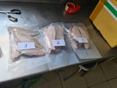 Đặt mua loại xịn có hộp nhựa 50 tờ giấy nến vàng mà nhận được hàng "không xịn" như hình kèm