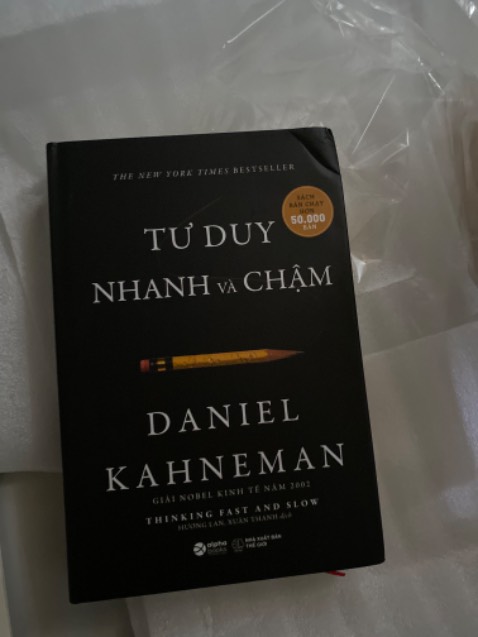 Sản phẩm màu khác, bên cạnh đó giao hàng bị gãy sách đóng gói sơ sài k có hộp bị gãy góc sách cuốn sách rất đắt nên mình hơi thất vọng
